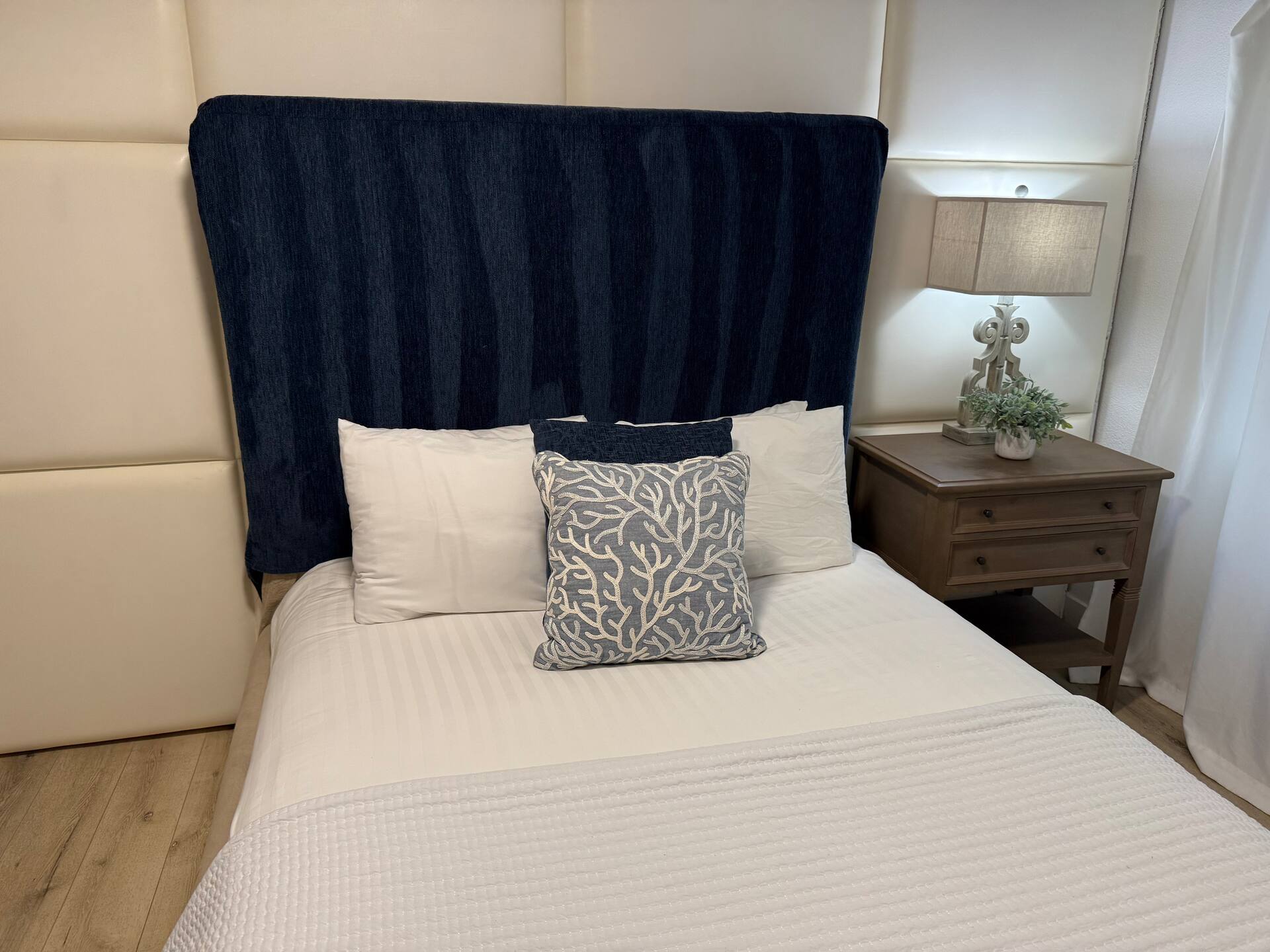 Bedroom 2 — 1 queen bed