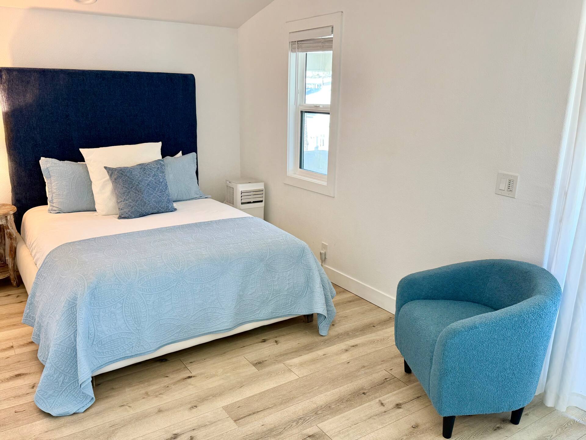 Bedroom 4 — 1 queen bed